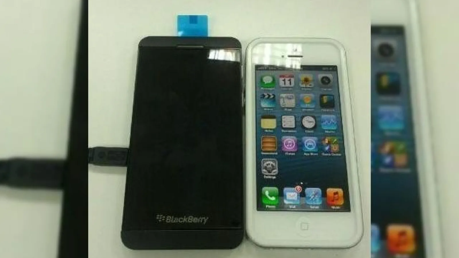 Prototip BlackBerry L Series fotografiat lângă iPhone 5... arată ca spatele său