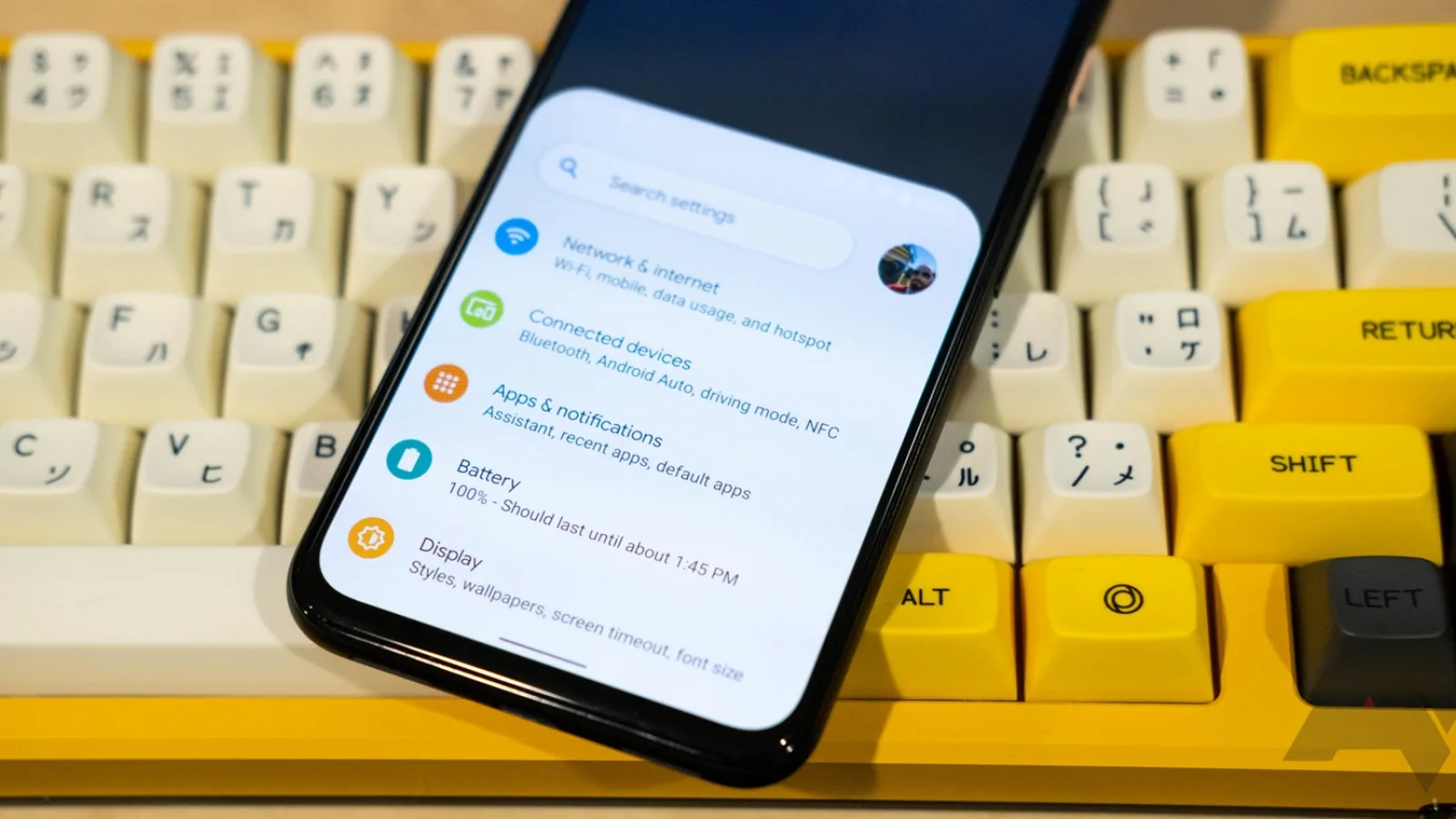 Android 12 Developer Preview 2 aduce un mod de utilizare cu o singură mână similar cu cel regăsit pe iOS