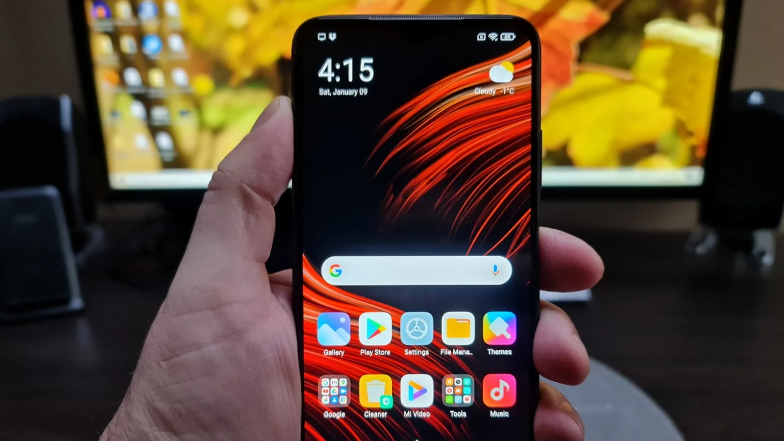 POCO M3: Display pentru păsări de noapte şi "cartofi de canapea"