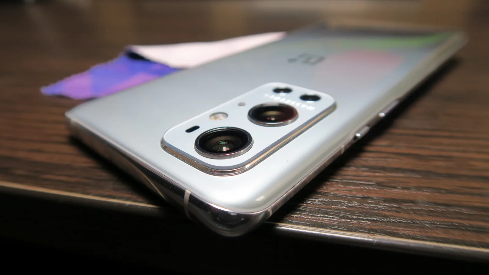 OnePlus 9 Pro Unboxing: Hasselblad, senzori noi Sony şi o lentilă ultrawide revoluţionară cresc cota OnePlus