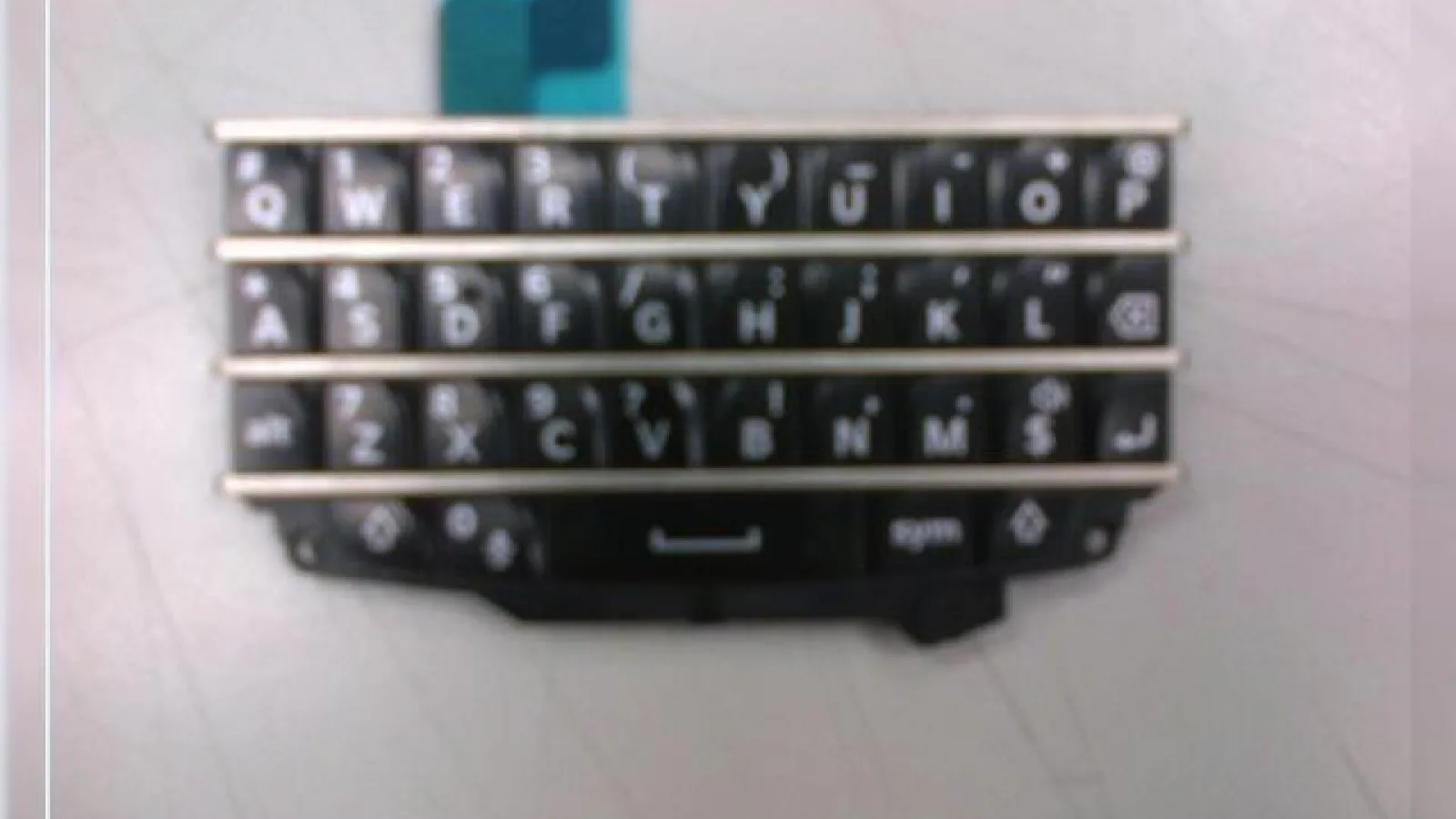 Tastatura unui terminal Blackerry 10 din seria N fotografiată Într-o imagine blurată