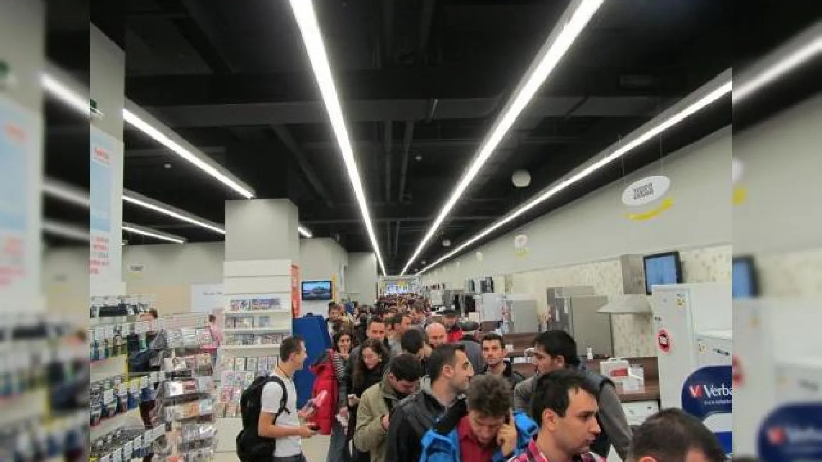 Cine și cât a vândut de Black Friday 2012 din rândul magazinelor locale