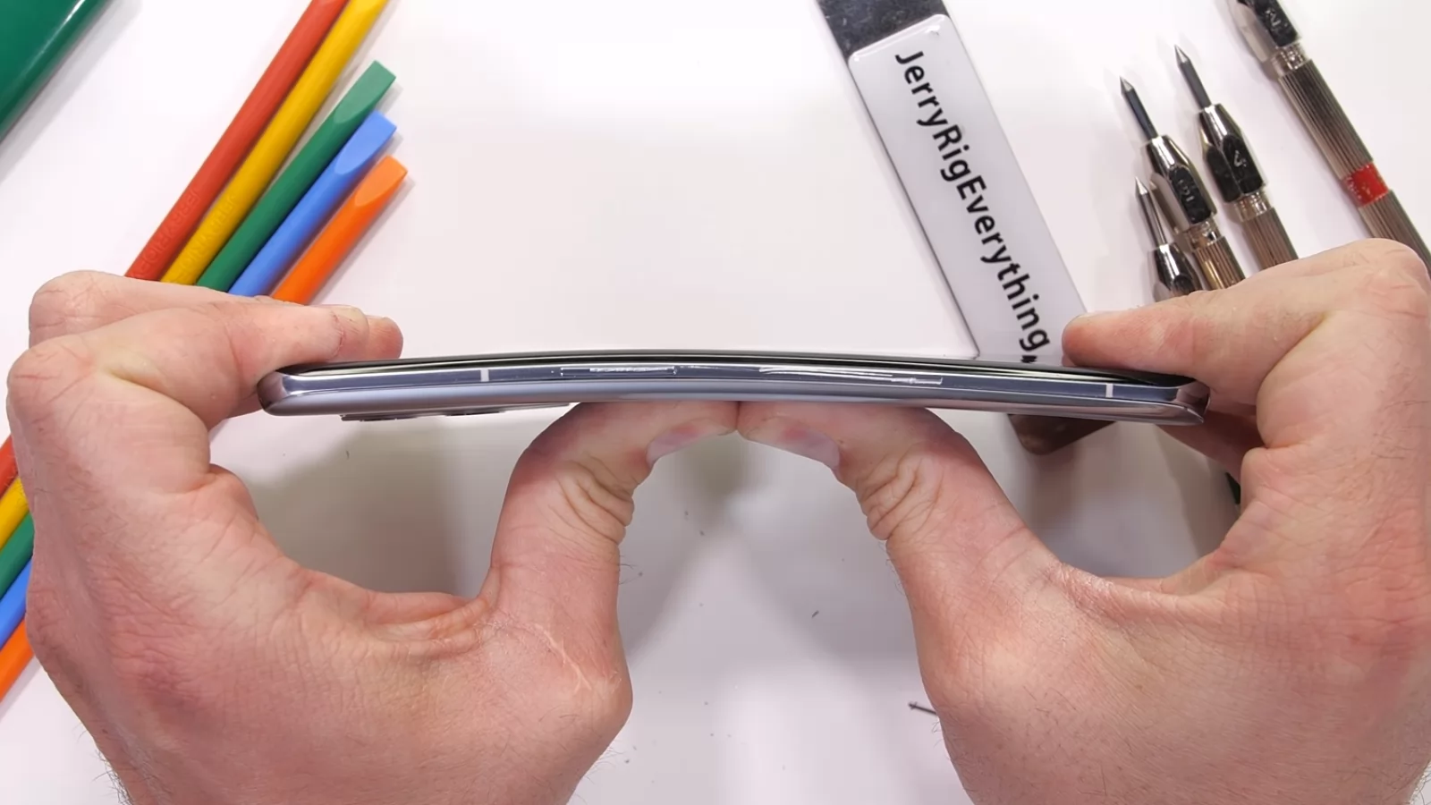 OnePlus 9 Pro trece cu brio testul de durabilitate a lui JerryRigEverything; O ușoară îndoire, însă telefonul revine la forma inițială