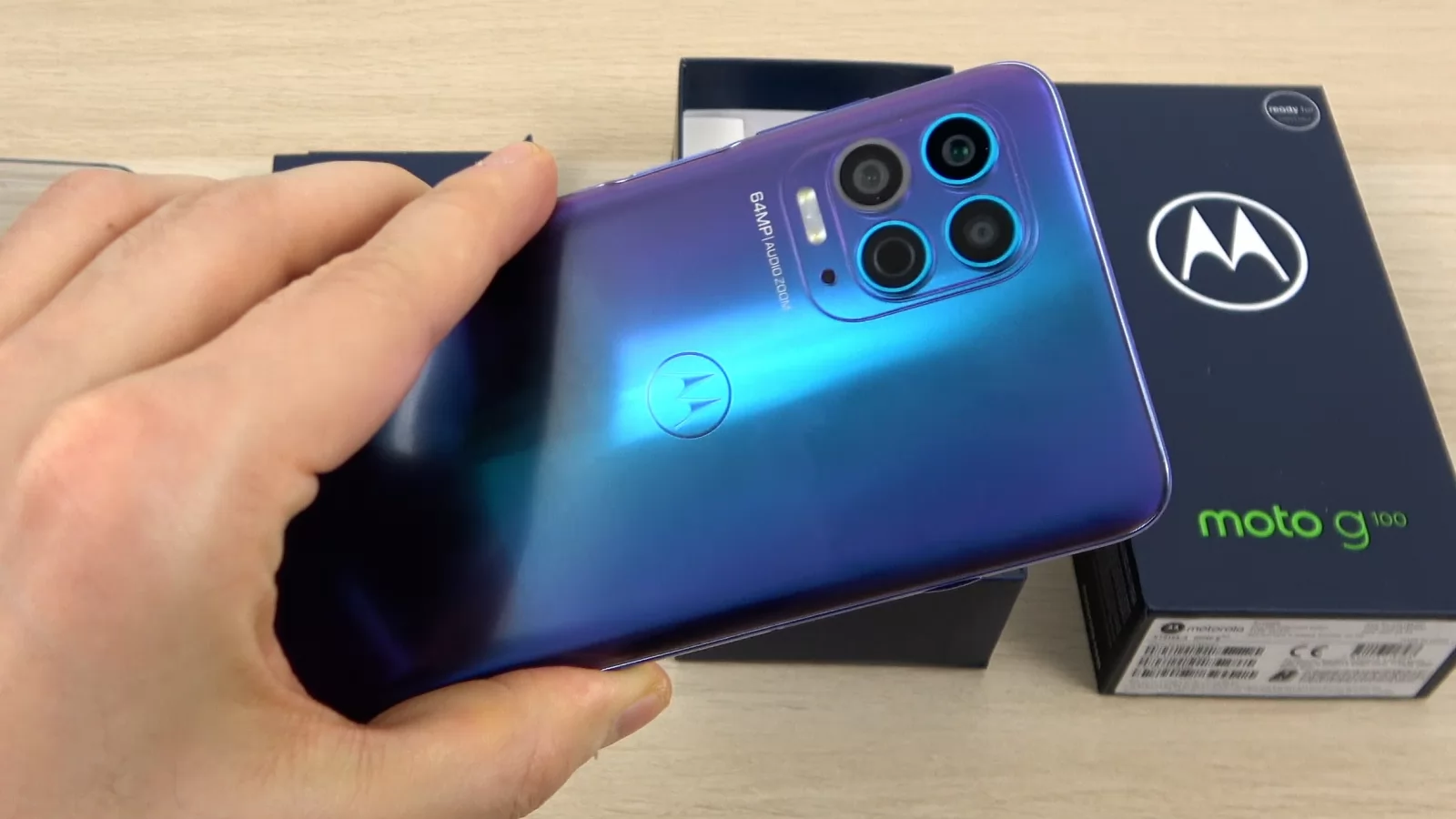 Motorola Moto G100 Unboxing: revoluţia camerei ultrawide/Macro, a USB-ului şi un nou CPU puternic (Video)