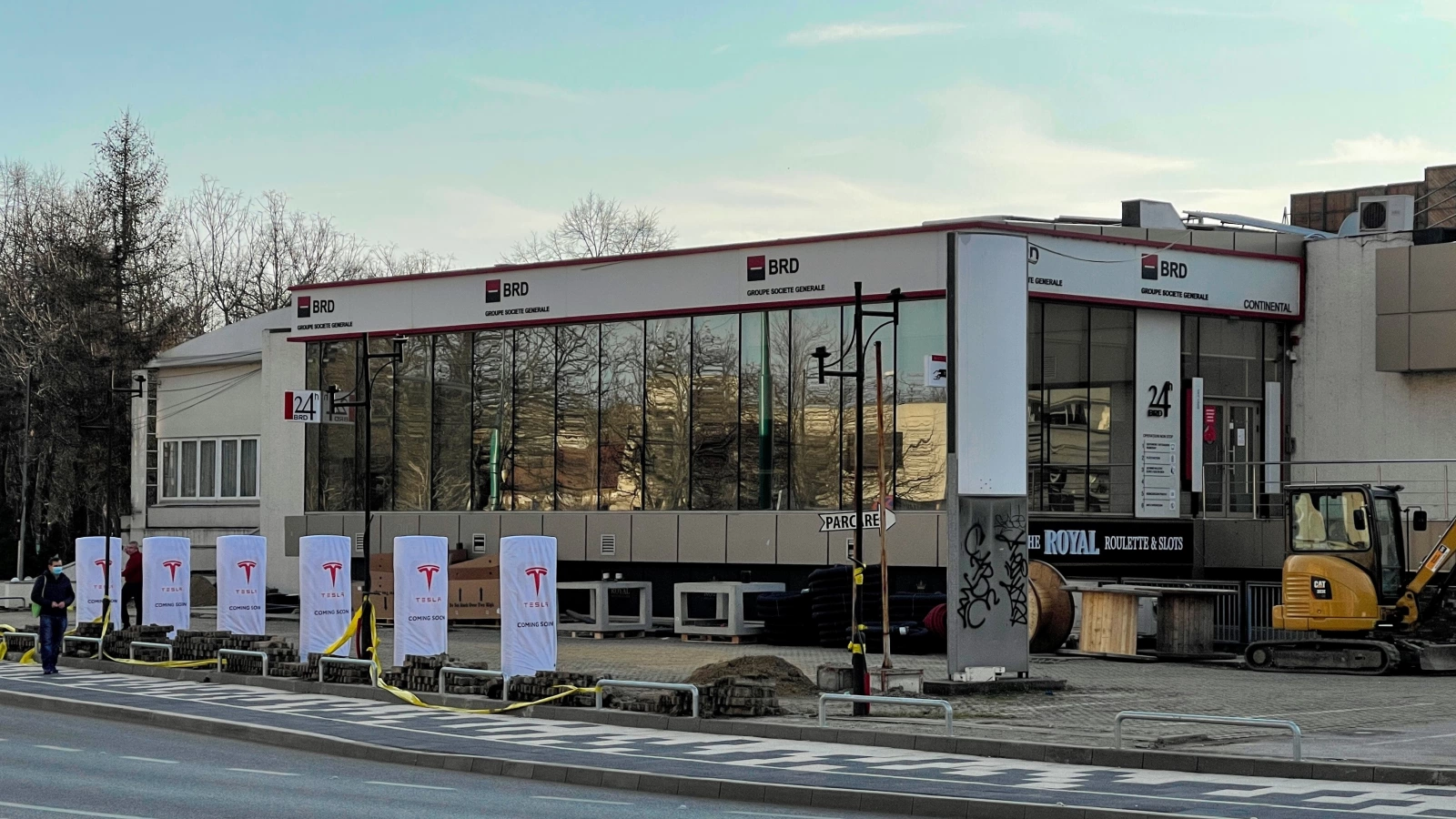 Tesla deschide prima stație de încărcare din România la Timișoara; Lucrările Supercharger station sunt aproape finalizate (video)