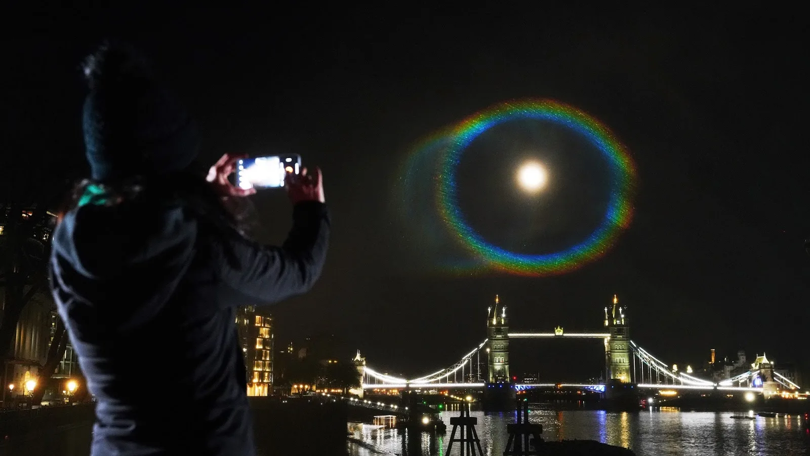 OnePlus 9 fotografiază primul curcubeu nocturn (Moonbow), fenomen cosmic rar; Culorile sunt scoase în evidență cu tehnologia Hasselblad