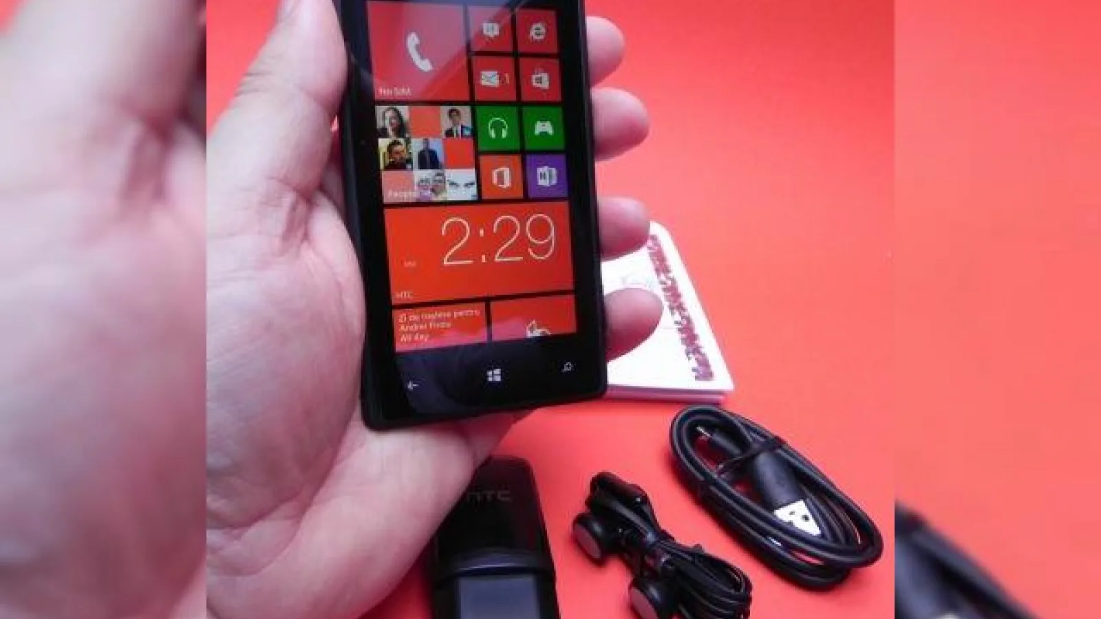 HTC Windows Phone 8X unboxing: flagship-ul WP8 de la HTC arată bine (Video)