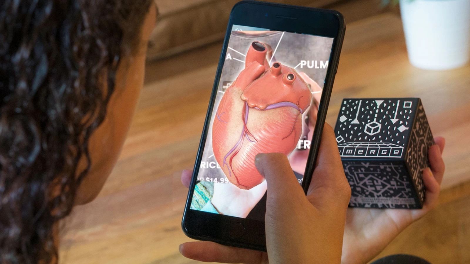 E LUNI e AMAZON! Azi vă recomandăm “Merge Cube” - Dispozitivul educativ prin care elevii pot învăța anatomie, geografie sau astronomie folosind realitatea augmentată (AR)