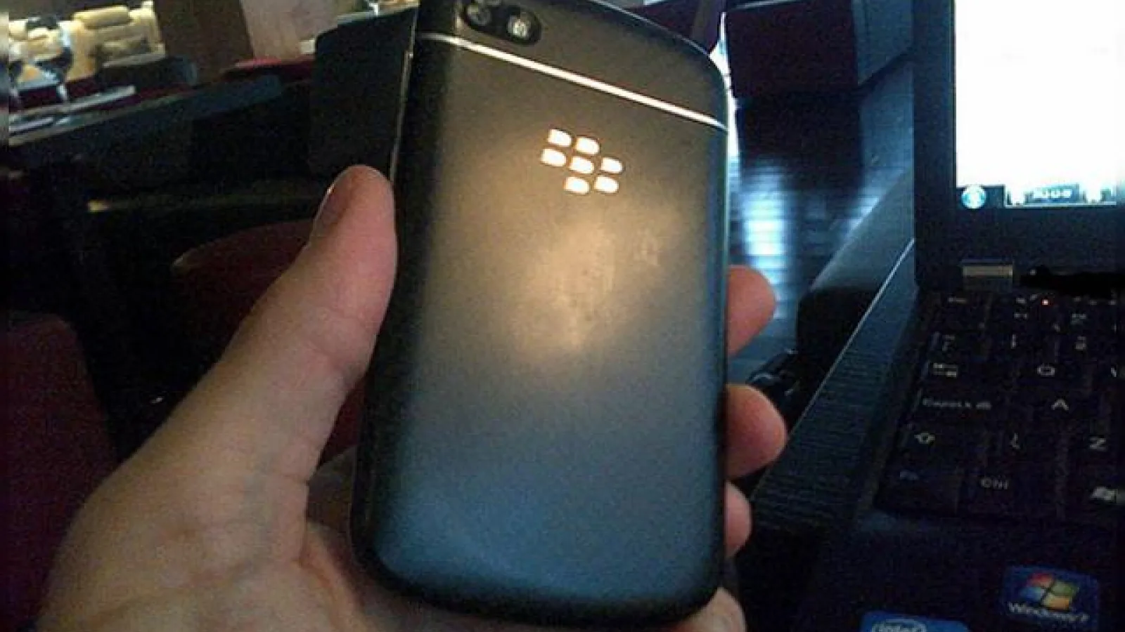 Primele imagini cu smartphone-ul cu tastatură qwerty a celor de la RIM, BlackBerry 10 N-Series