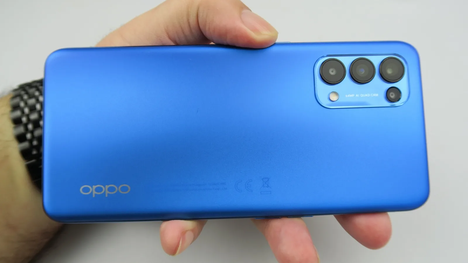 Oppo Reno5 5G: Design cu "ASMR tactil", de un albastru cosmic