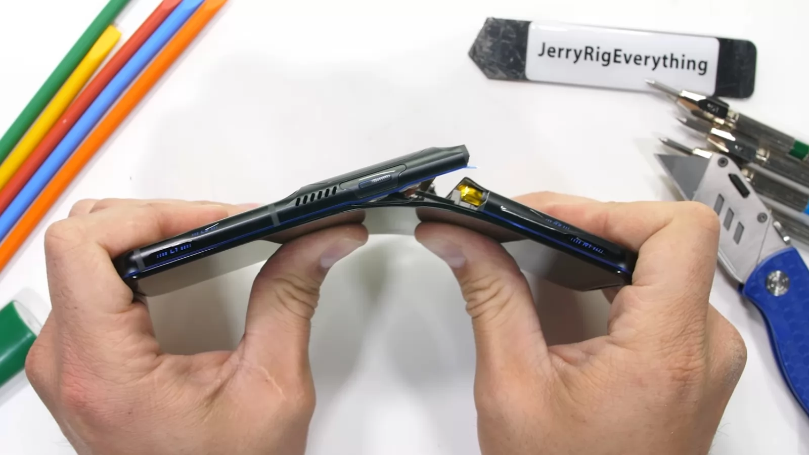 Încă un telefon de gaming care nu trece testul de durabilitate a lui JerryRigEverything; Lenovo Legion Duel 2 se rupe în trei bucăți
