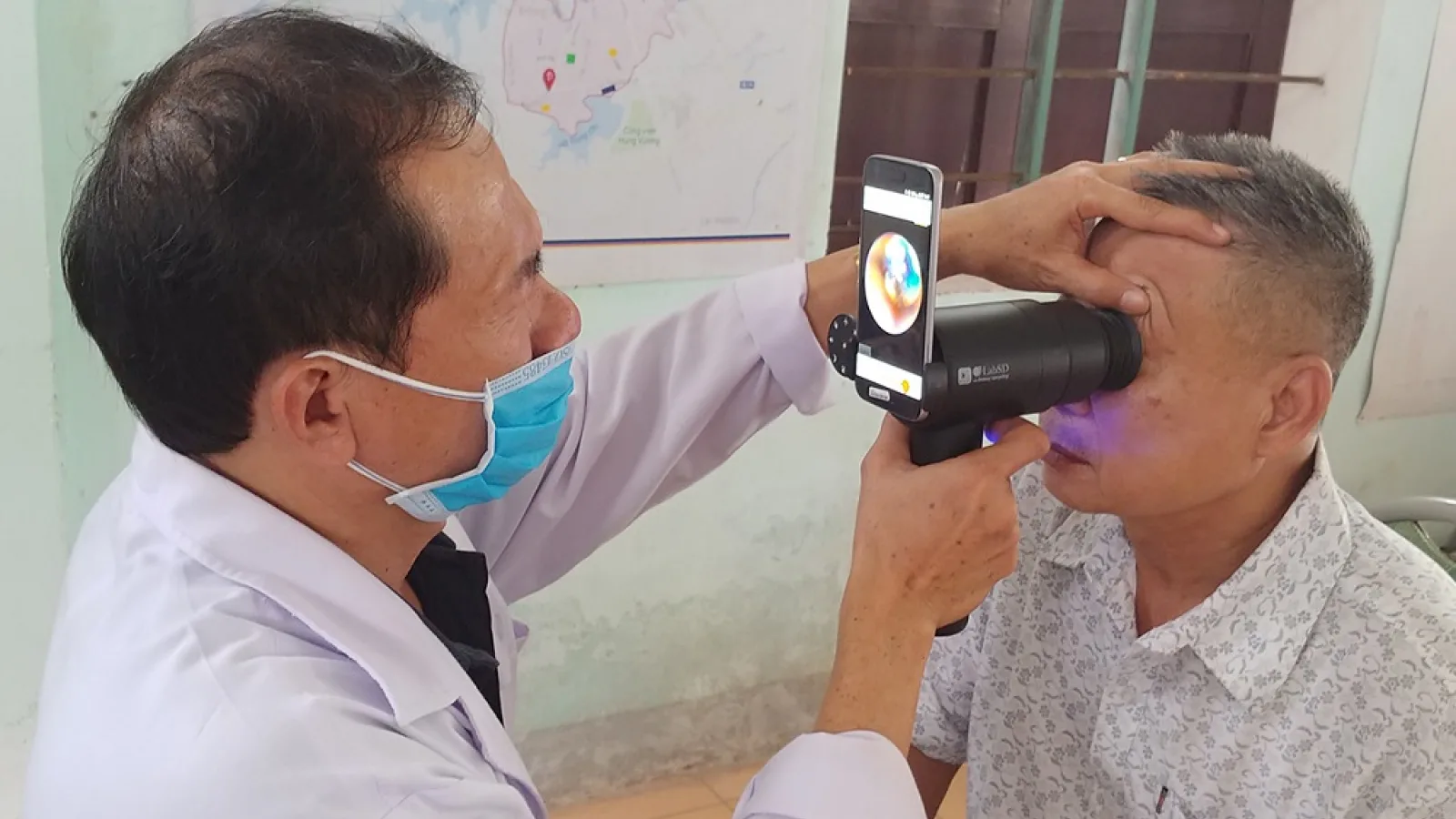 Samsung reinventează telefoanele vechi Galaxy prin soluția EYELINK care folosește camerele foto pentru consultații oftalmologice în zonele defavorizate