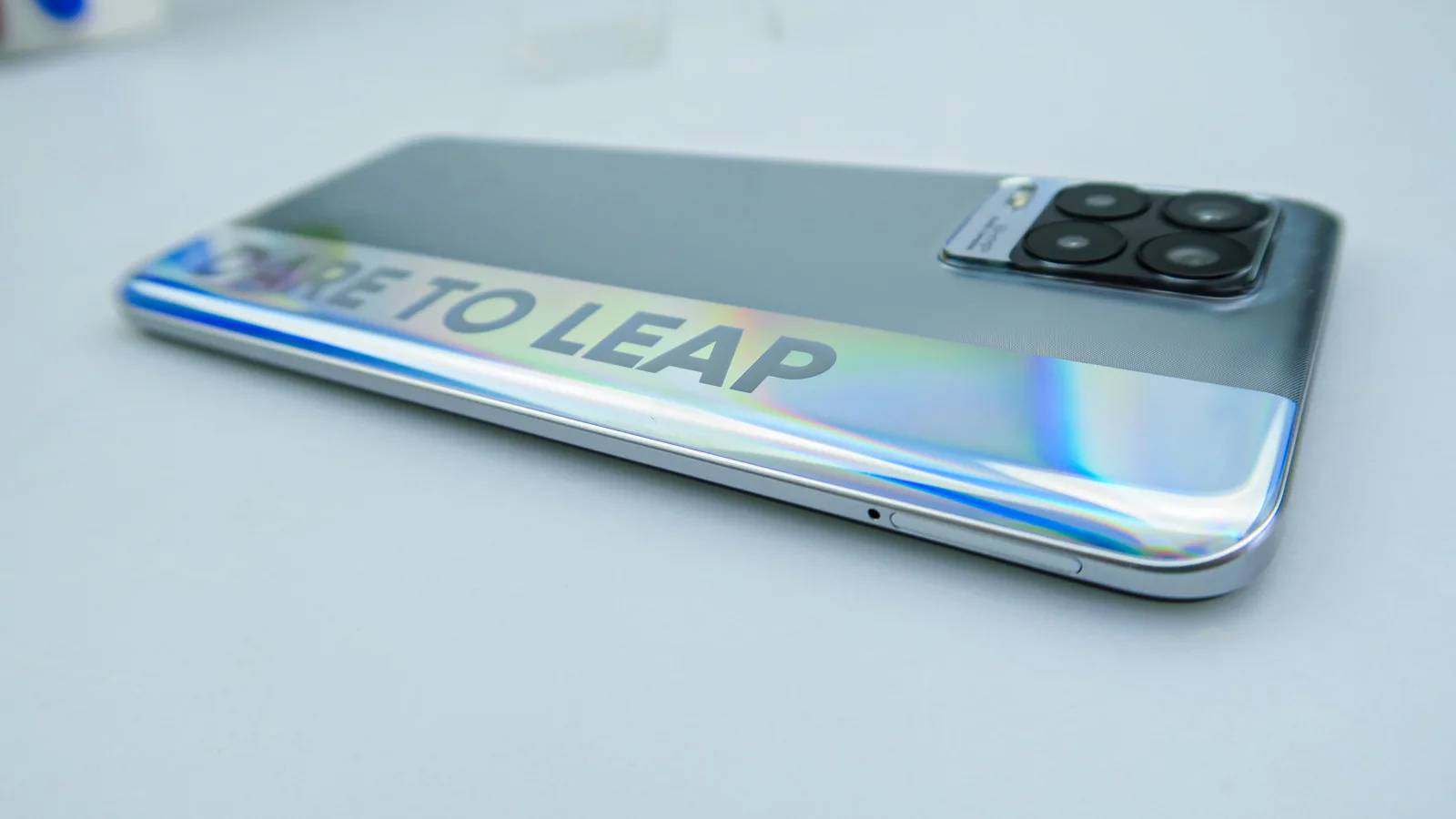 Realme 8: Design Cyber Silver, cu influenţe din lumea auto şi a gaming-ului