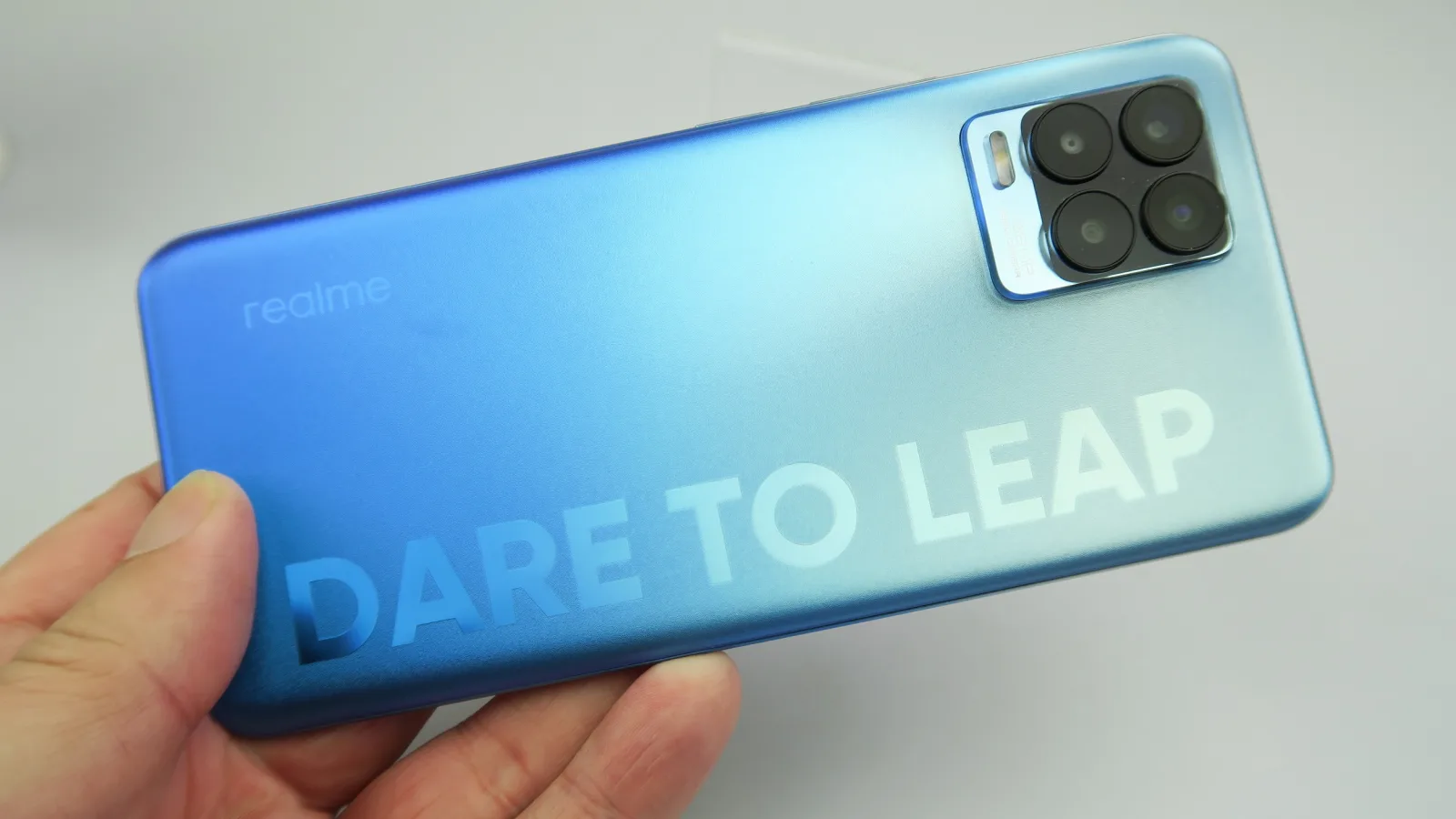 Realme 8 Pro primeşte o actualizare importantă, care aduce îmbunătăţiri ale camerei, cititorului de amprente