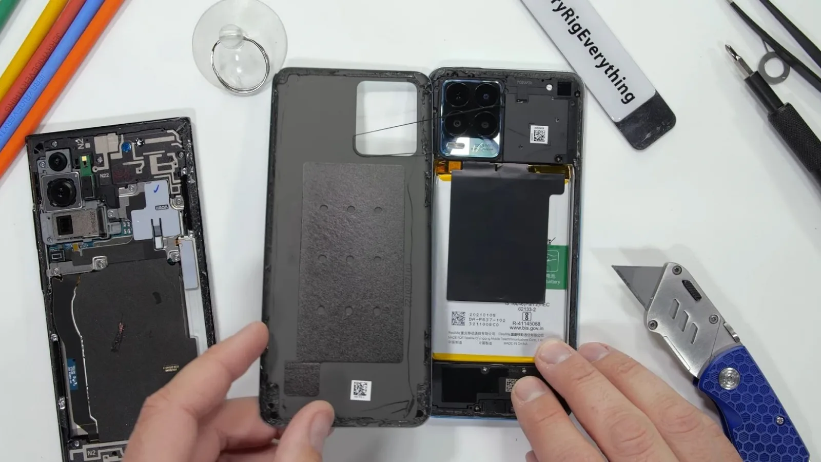 Realme 8 Pro disecat de JerryRigEverything: cât de uşor se desface şi cât de mare e camera de 108 MP (Video)