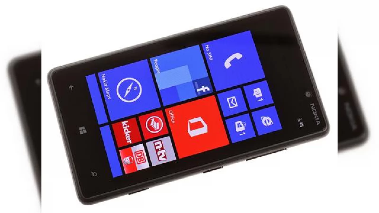 Nokia Lumia 820 În stocurile eMAG.ro