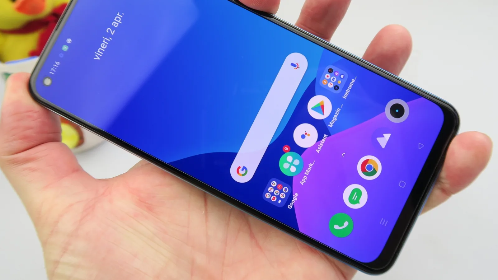 Realme 8 Pro: Display Super AMOLED luminos şi destul de imersiv