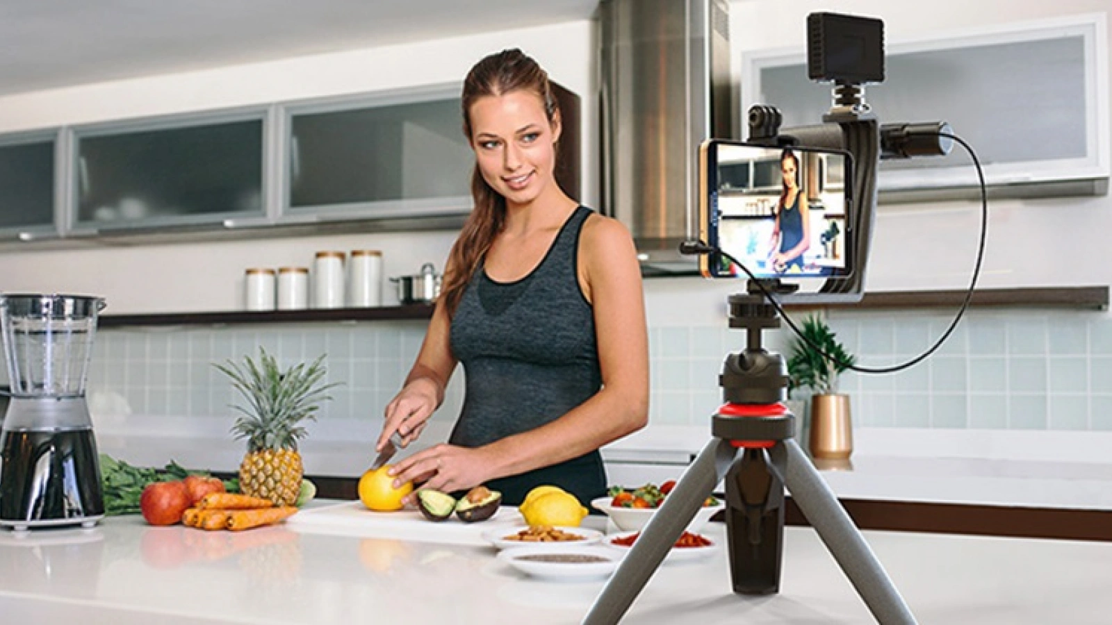 E LUNI e AMAZON: Azi vă recomandăm un kit complet dedicat vloggerilor și creatorilor de conținut cu suport smartphone, LED și microfon unidirecțional