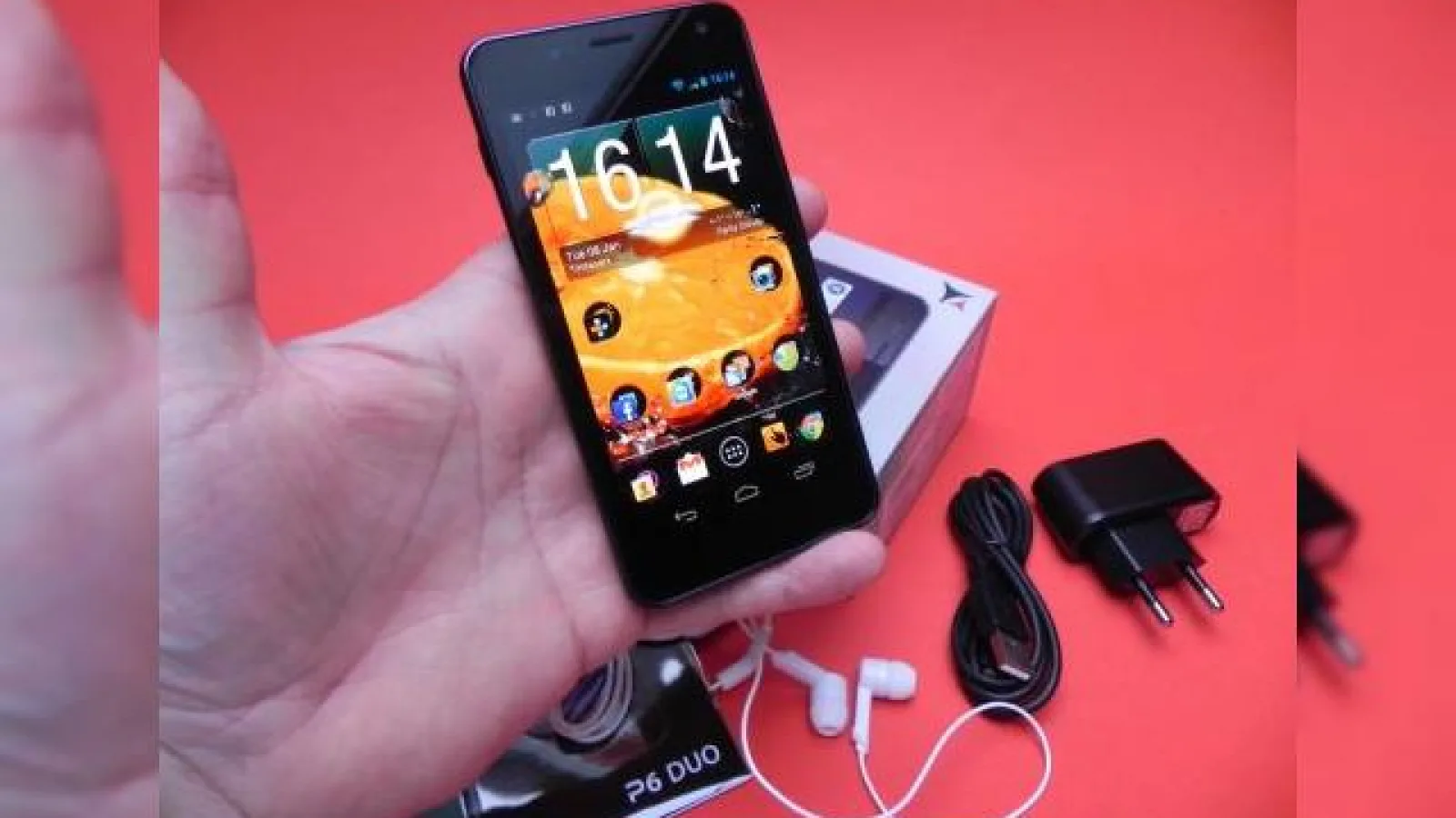 Allview P6 Stony unboxing: scoatem din cutie cel mai perfomant telefon Allview de până acum, primul cu ecran HD (Video)