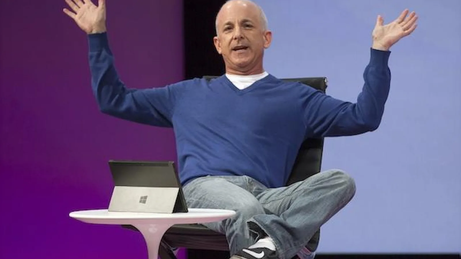 Fostul șef Windows Steven Sinofsky postează tweeturi de pe iPhone, dar nu pleaca la Apple… Încă
