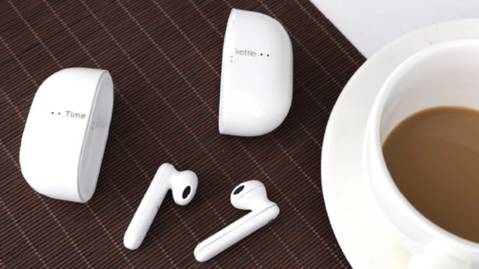 E LUNI e AMAZON: Timekettle M2 este o pereche de căști wireless in-ear care poate traduce în regim offline peste 40 de limbi în timp real