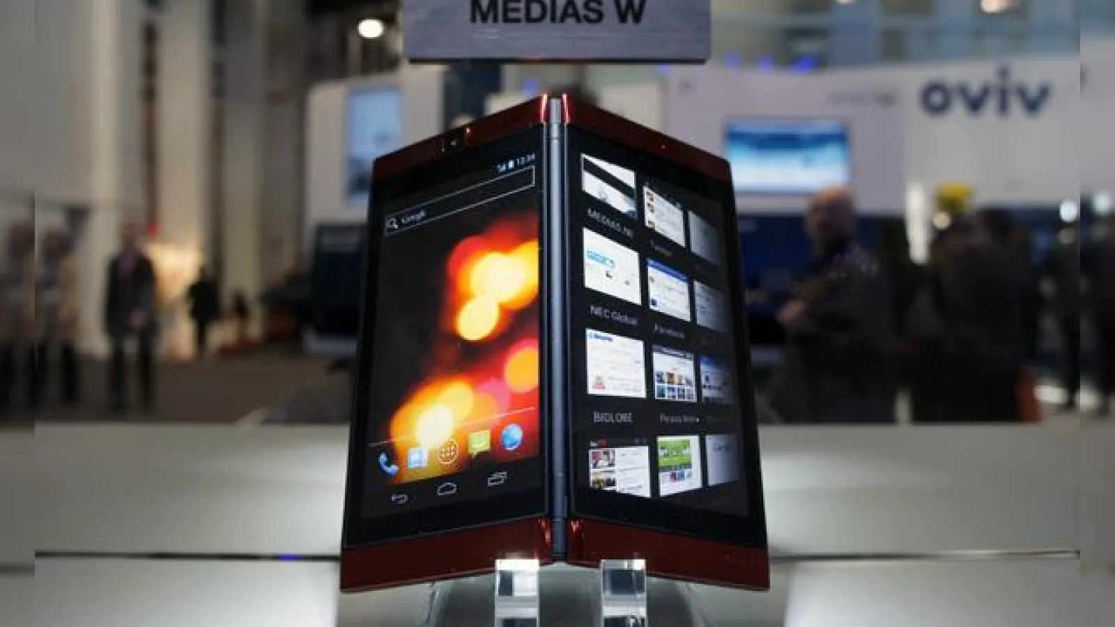 Două ecrane sunt mai bune decât unul singur: NEC Medias W, smartphone japonez cu două display-uri, unul rabatabil (video)