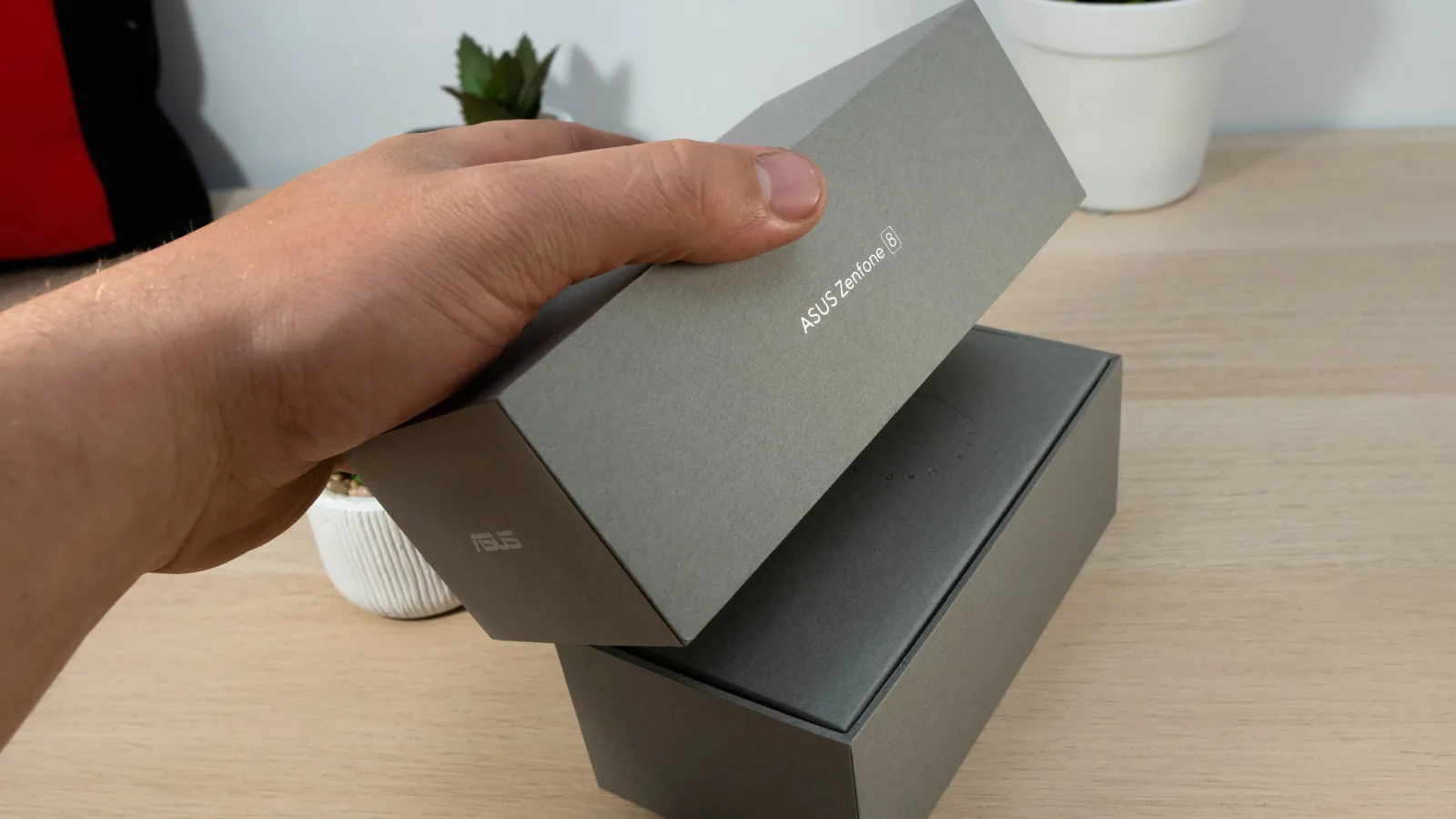 ASUS Zenfone 8 Unboxing: David între Goliaţi, telefonul compact mult aşteptat (Video)