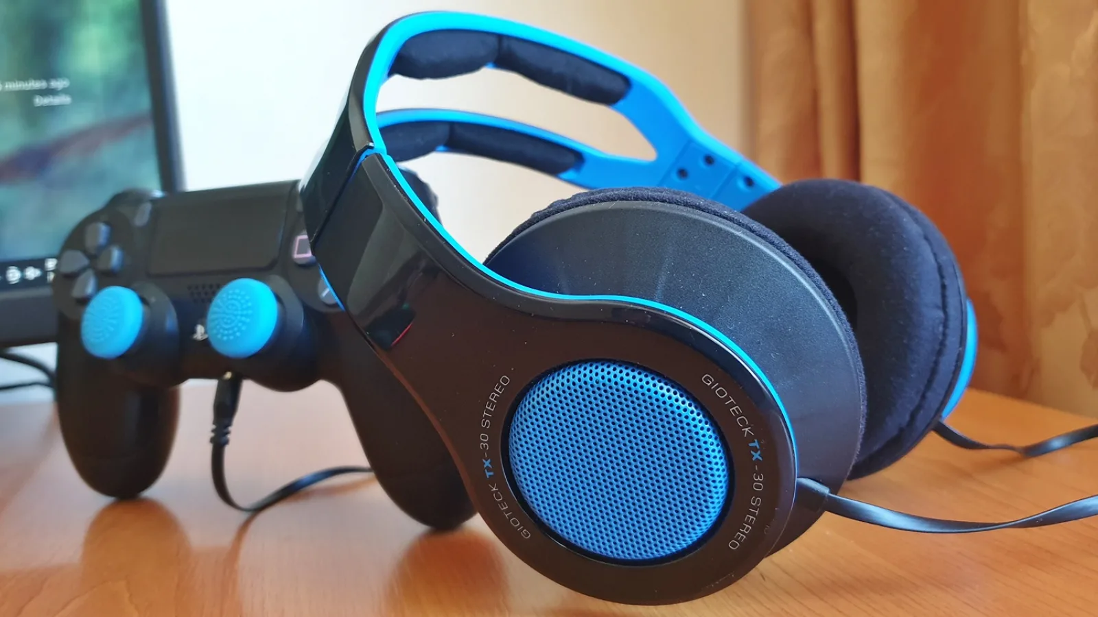 Prezentare Gioteck TX-30 MEGAPAK: Căști de gaming pentru smartphone sau consolă (PS4/PS5) cu amortizare alcantara și grip-uri de controller la pachet