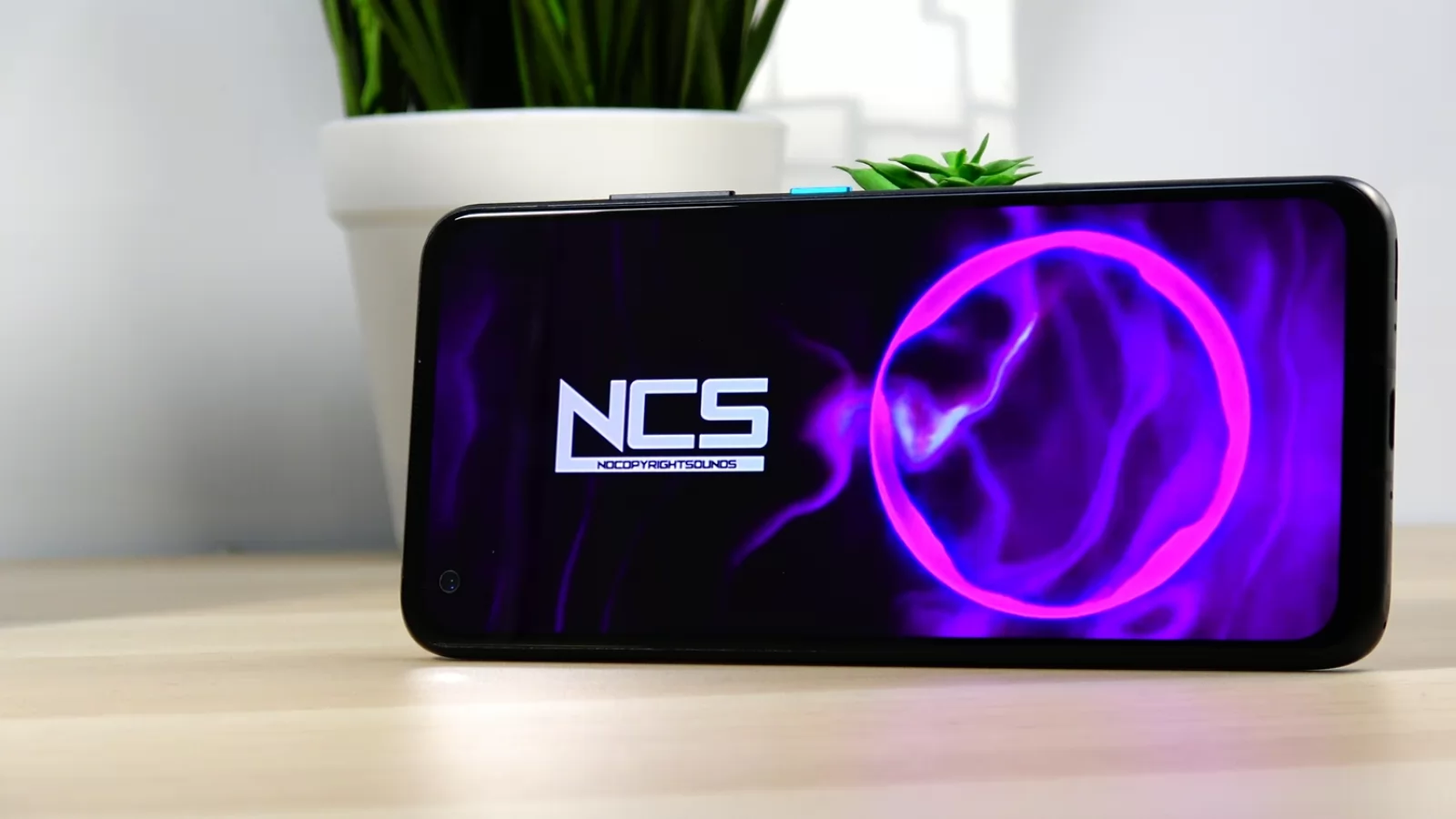 ASUS ZenFone 8: Display AMOLED E4 de calitate, pregătit pentru gaming şi Netflix