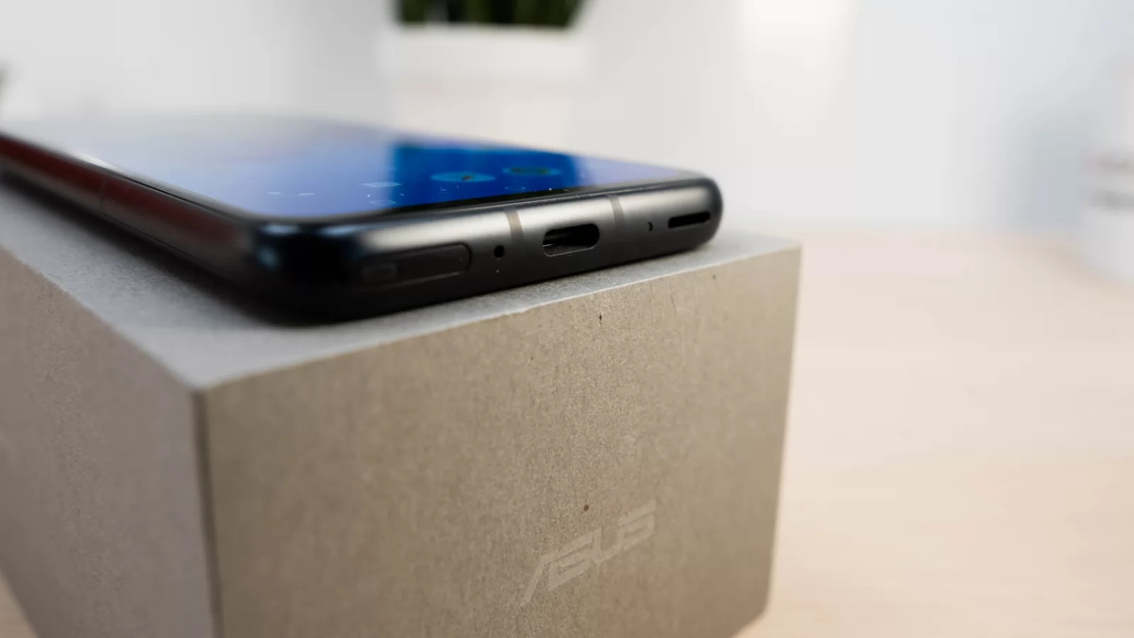 ASUS ZenFone 8: Baterie sacrificată pentru format, dar cu 5 reglaje