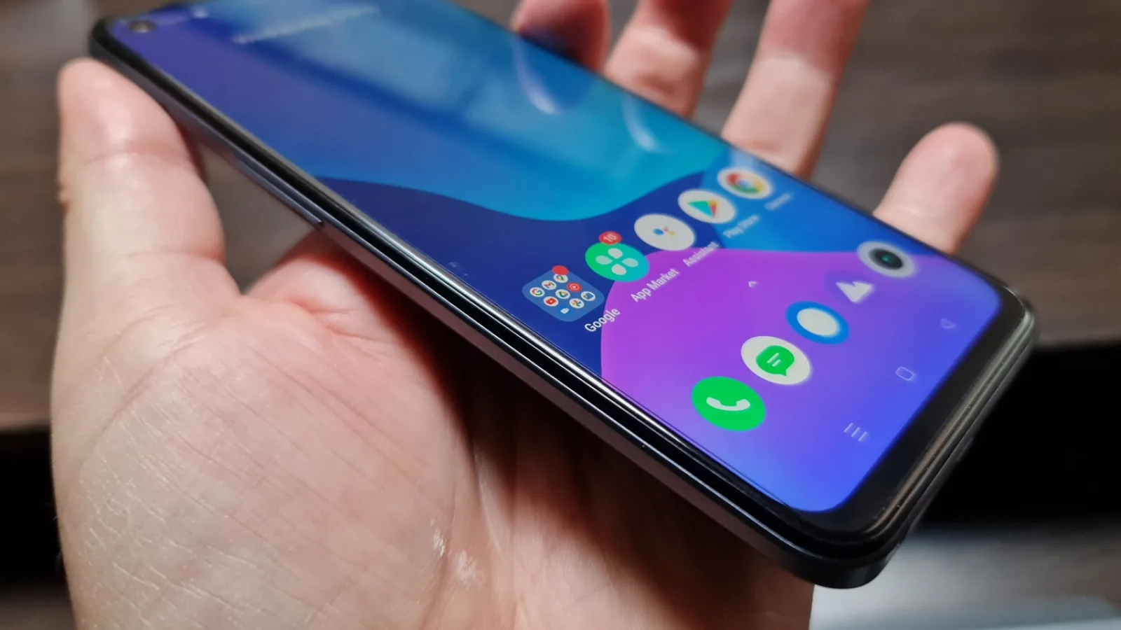 Realme 8 5G: Display pregătit pentru gaming, mai degrabă la interior