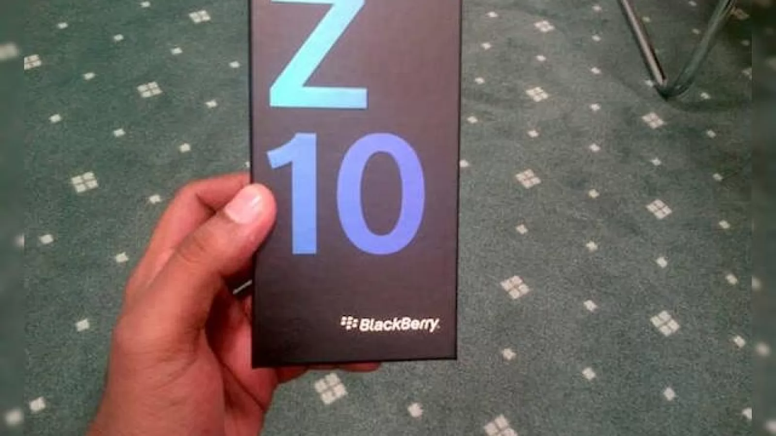 Iată cutia și ambalajul lui BlackBerry Z10; Ar putea fi pus În vânzare chiar de azi, prin Vodafone!