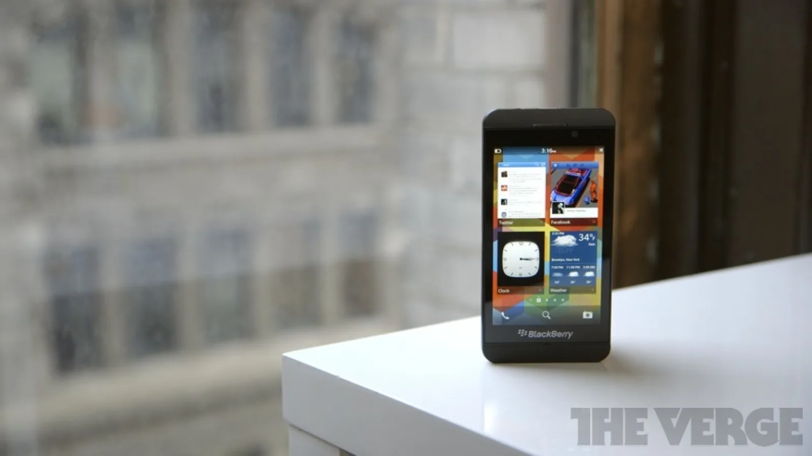 BlackBerry Z10 În primele review-uri: experiență nouă dar plăcută, performanță bună, probleme cu bateria
