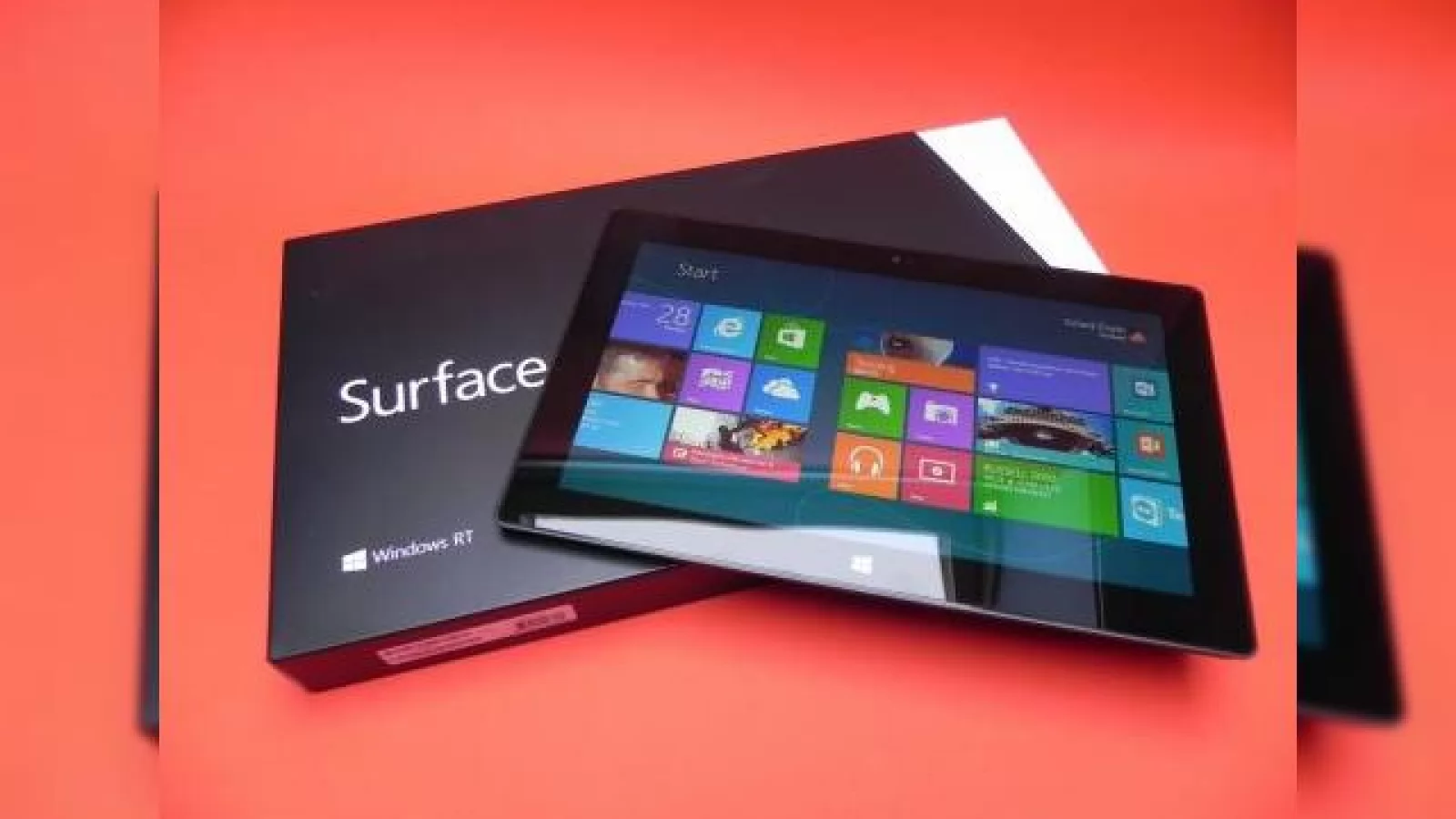 Microsoft Surface RT unboxing: scoatem din cutie o tabletă elegantă, neașteptat de mare (Video)