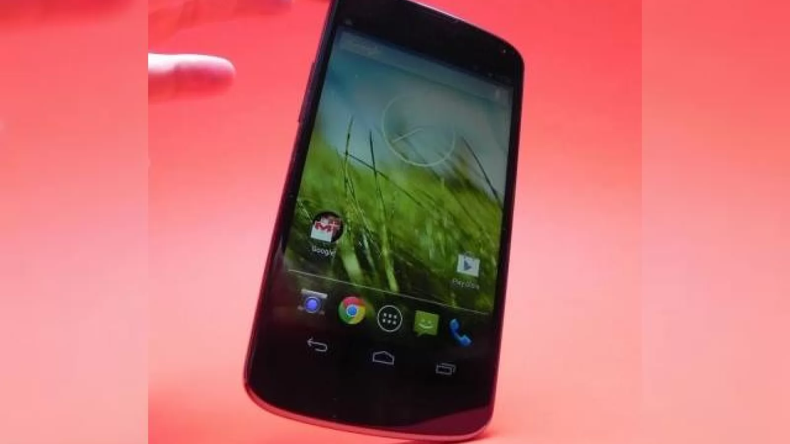 Review Google Nexus 4: baterie bună, OS atractiv, dezamăgire În rest (Video)