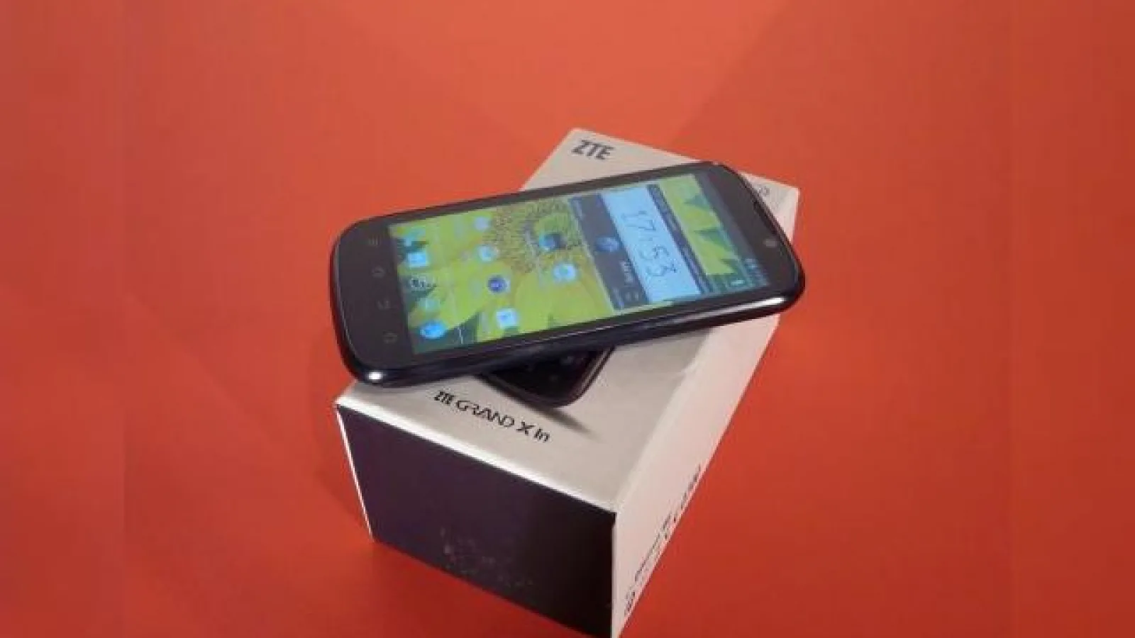 ZTE Grand X In unboxing: primul nostru telefon cu procesor Intel scos din cutie (Video)
