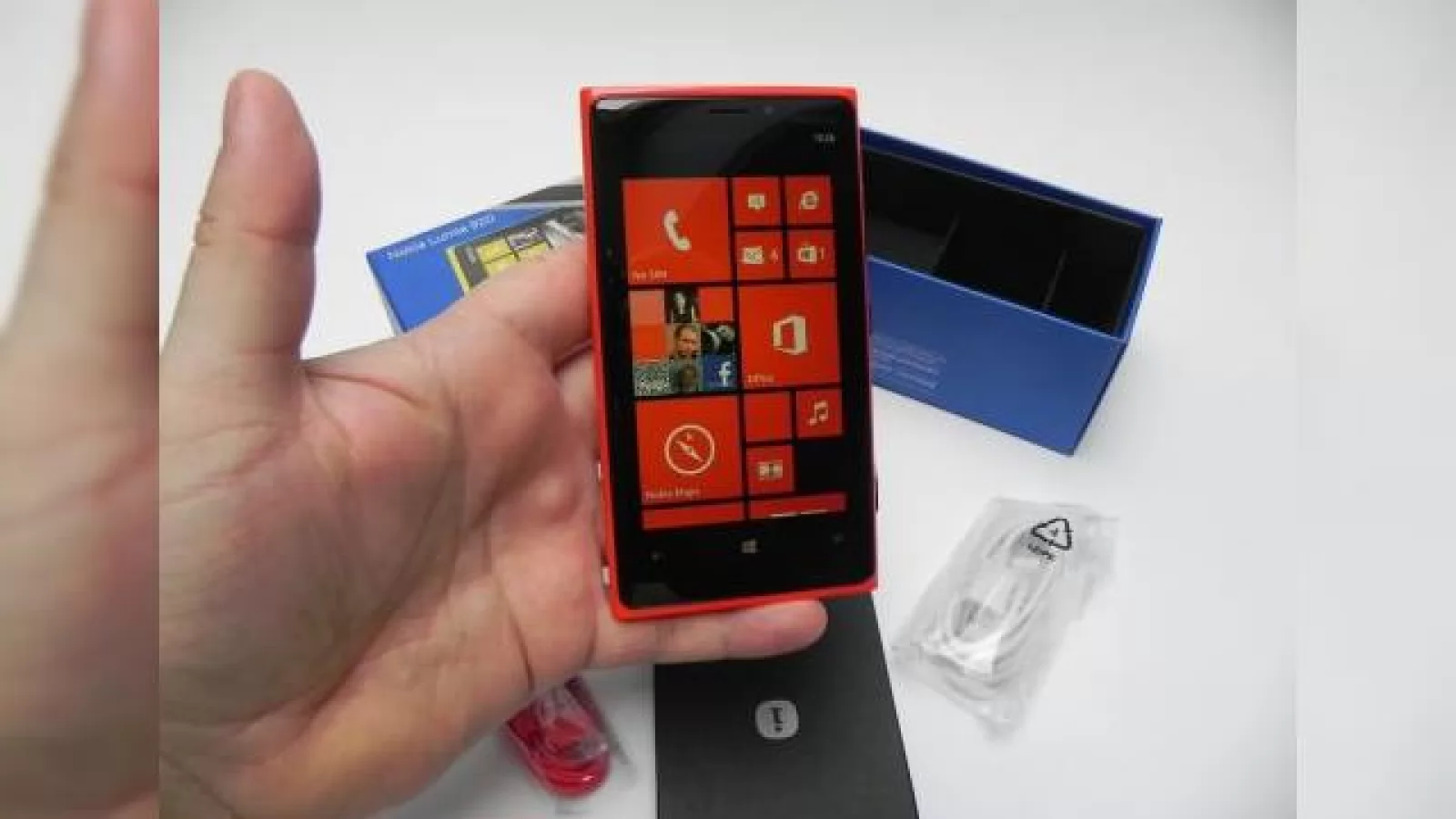 Nokia Lumia 920 unboxing: scoatem din cutie cel mai interesant și atractiv model Windows Phone 8 (Video)