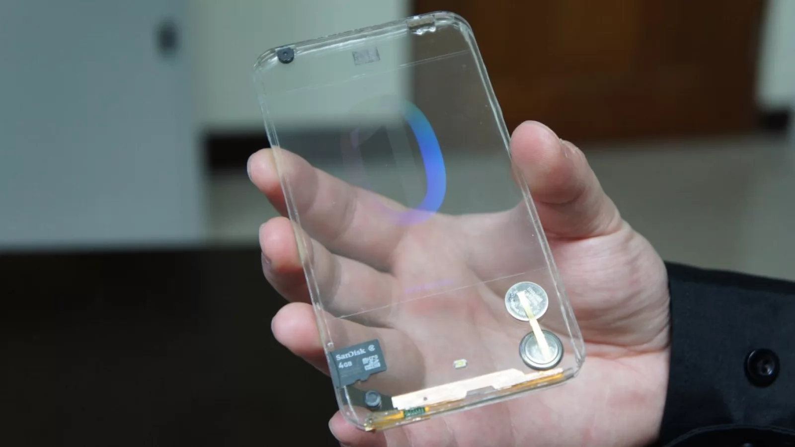 Iată cum ar putea arăta smartphone-urile transparente ale viitorului: prototip de la Polytron (Video)
