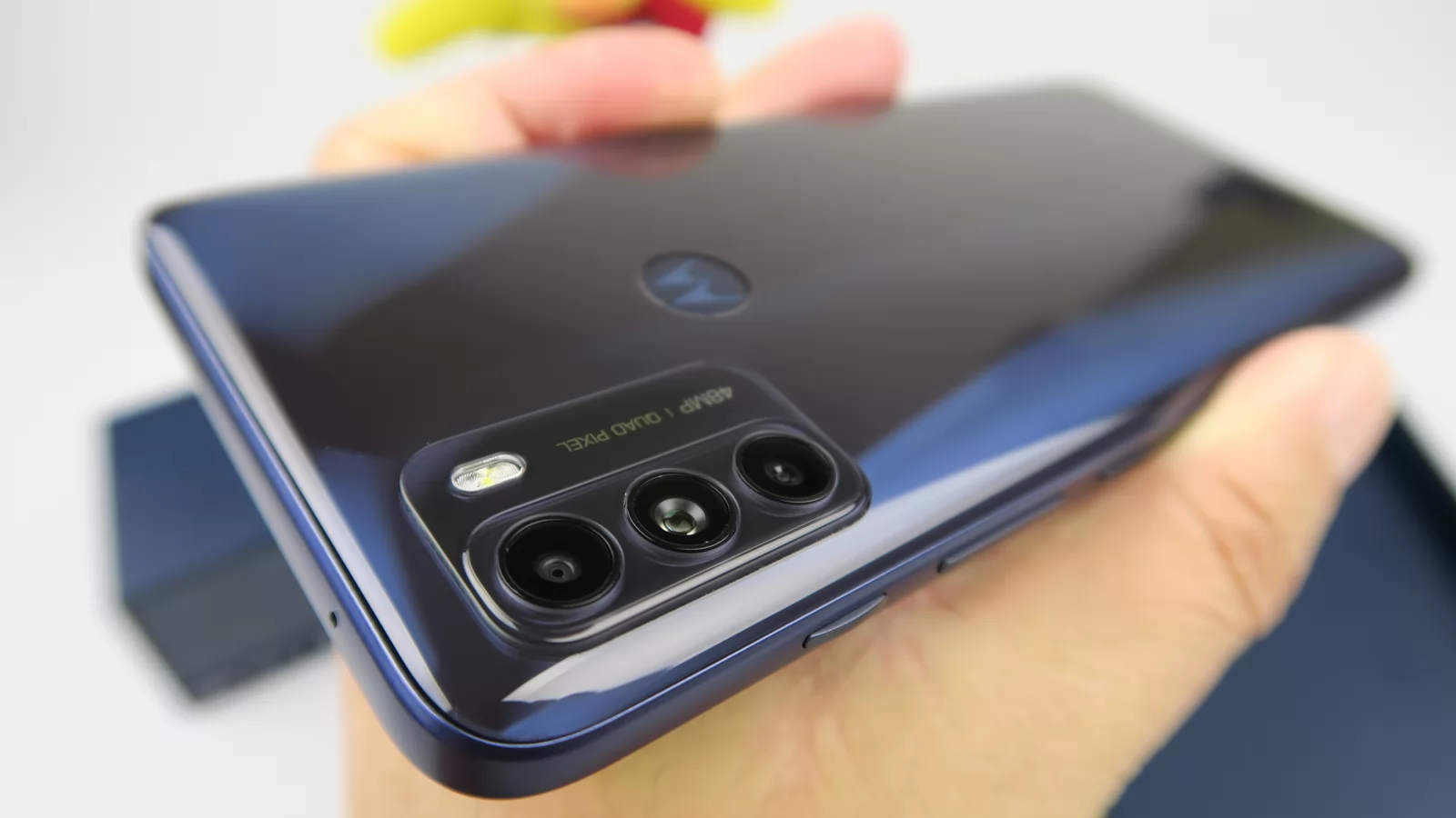 Motorola Moto G50: Design ergonomic, cu muchii plate şi spate lucios