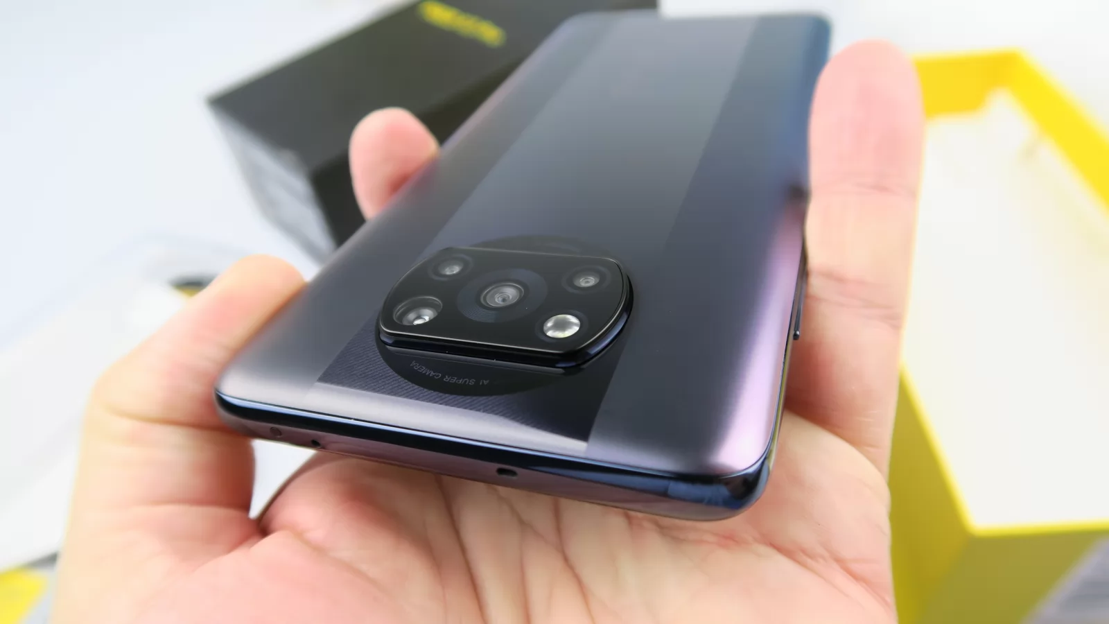 POCO X3 Pro Unboxing: Telefonul pentru gameri cu procesor Snapdragon 860, corp masiv cu imprimeu de maşini de curse