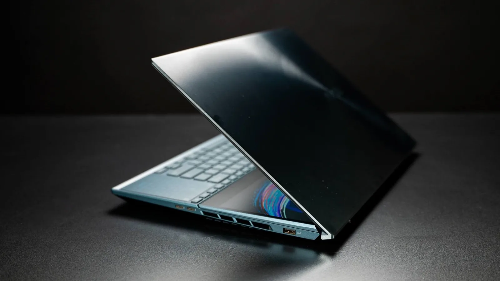 Prezentare ASUS ZenBook Pro Duo 15 OLED UX582: Un laptop ultraportabil cu două display-uri, procesor Intel Core i9 și grafică RTX