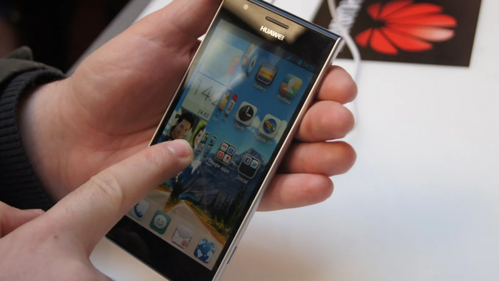 MWC 2013: Huawei prezintă telefonul Ascend P2, interfața Emoțion UI + alte noutăți de la fața locului!