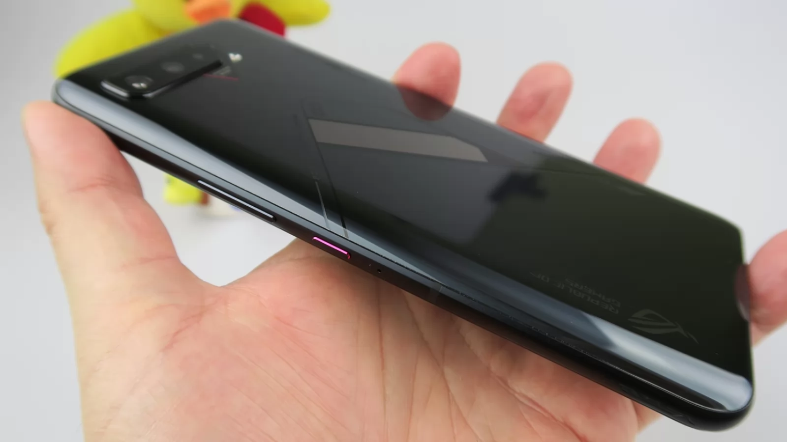 ASUS ROG Phone 5 Pro: Hardware de top 3, extra baterie și mult RAM