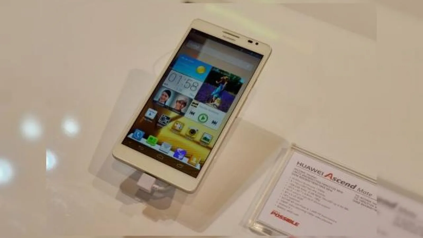 MWC 2013: Hands on cu Huawei Ascend Mate, mamutul care face Galaxy Note II să pară un pitic (Video)