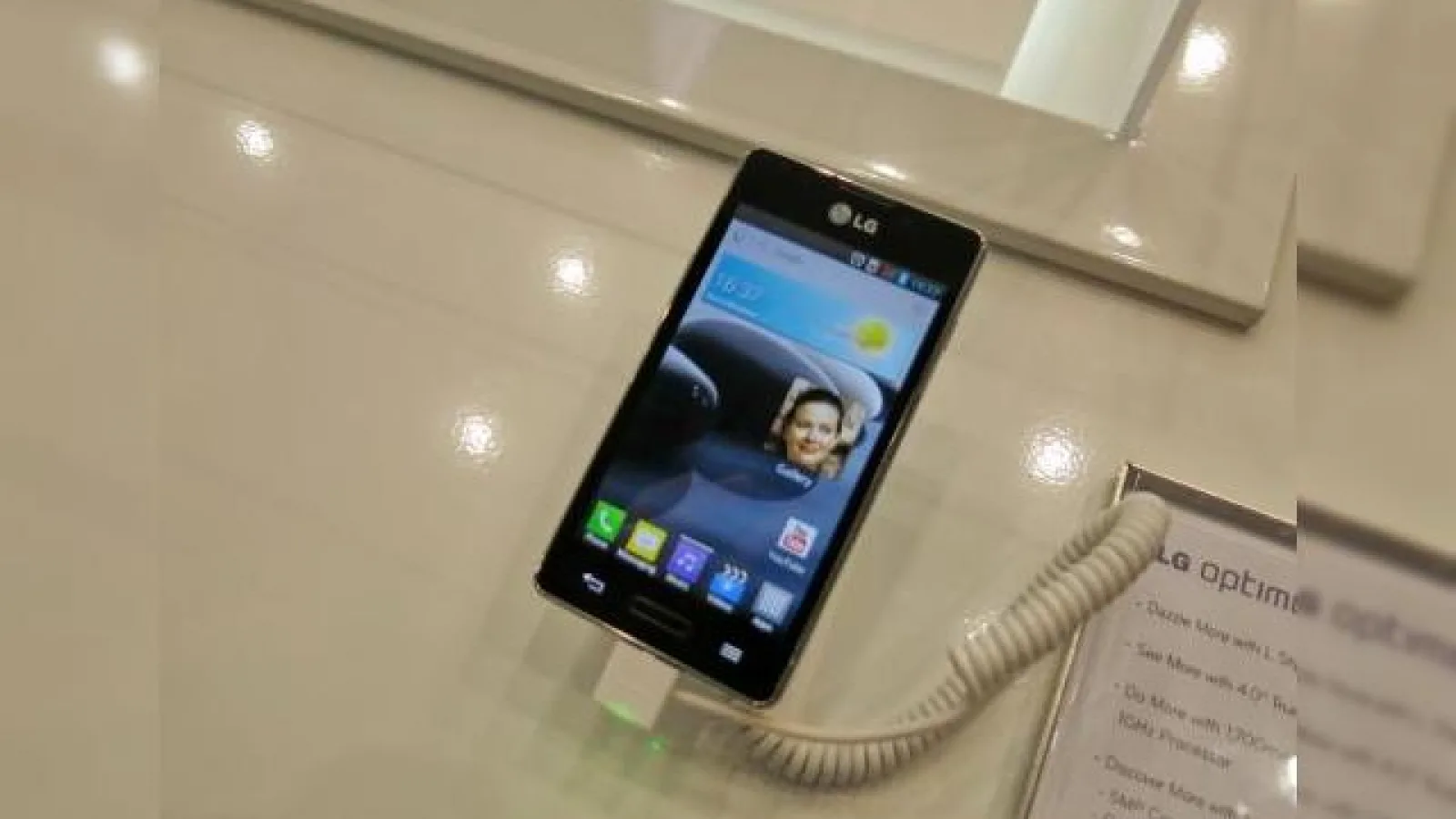 MWC 2013: LG Optimus L5 II Într-un scurt preview, telefon de buget al anului 2013 (Video)