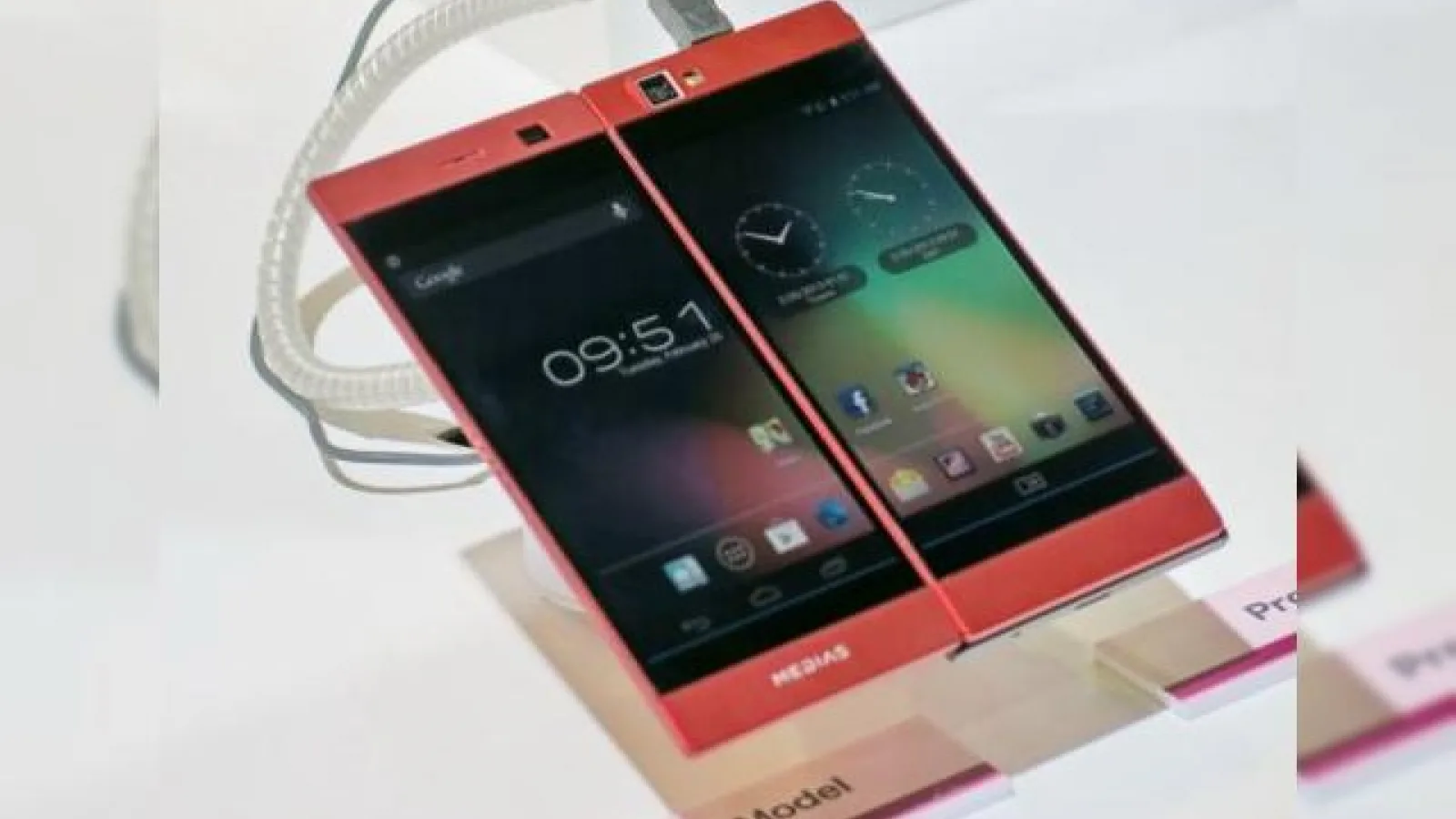 MWC 2013: NEC Medias W, telefon dual display familiar la MWC, gata de comercializare (Video)