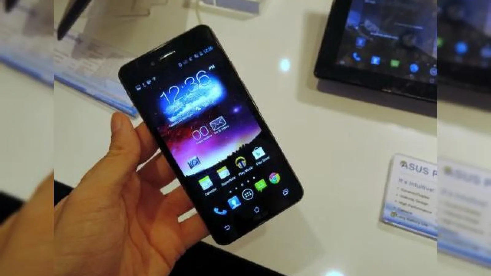MWC 2013: ASUS PadFone Infinity hands on: spatele de metal ne-a cucerit! (Video)