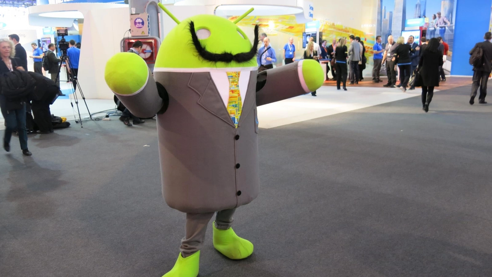 MWC 2013: A doua zi a targului de tehnologie din Spania, impresiile formate de cateva telefoane de top si prezenta companiilor de renume