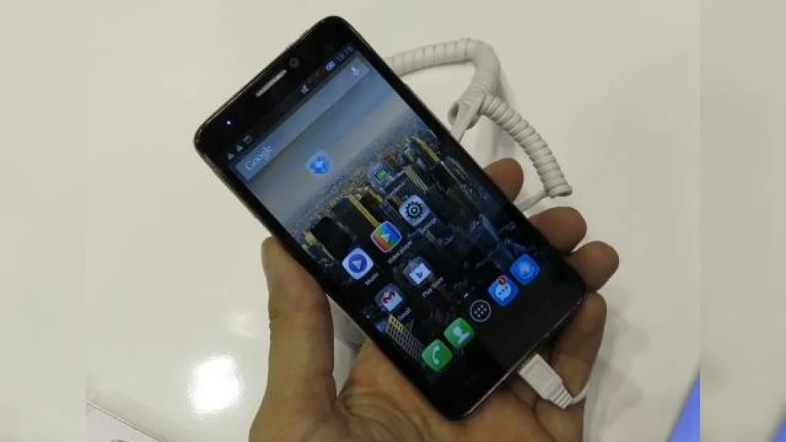 MWC 2013: Alcatel One Touch Idol, telefon cu ecran bun și Jelly Bean, carcasa cu feeling ieftin (Video)