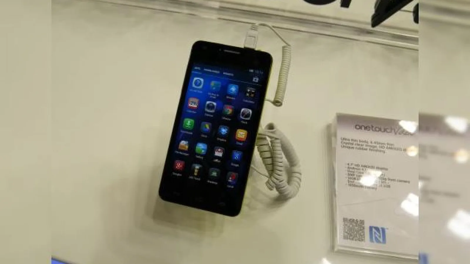 MWC 2013: Alcatel One Touch Idol Ultra hands on, un smartphone arătos și foarte subțire (Video)